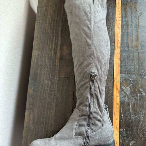 Kenneth Cole Reaction - Knee High boot. Size 8. - Picture 5 of 8